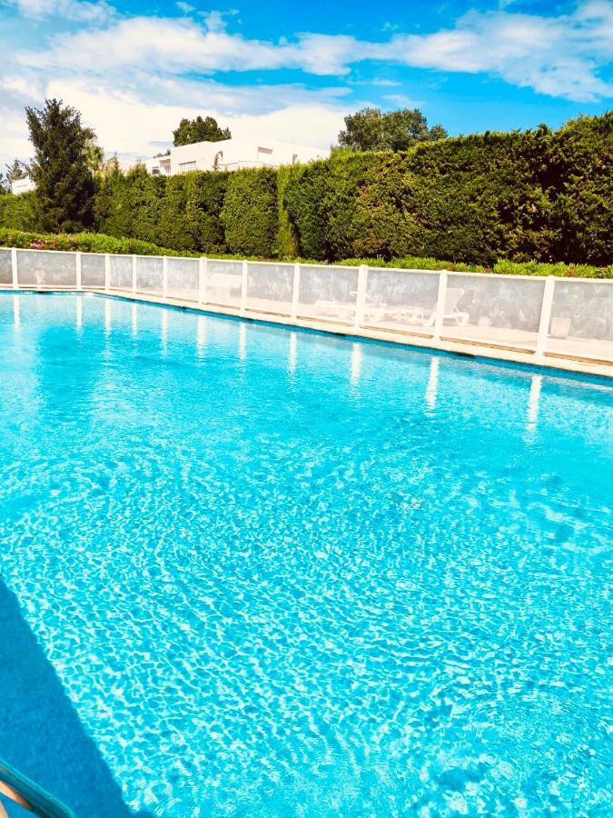 Mandelieu Grand Studio Avec Piscine Et Proche De La Mer Exterior photo